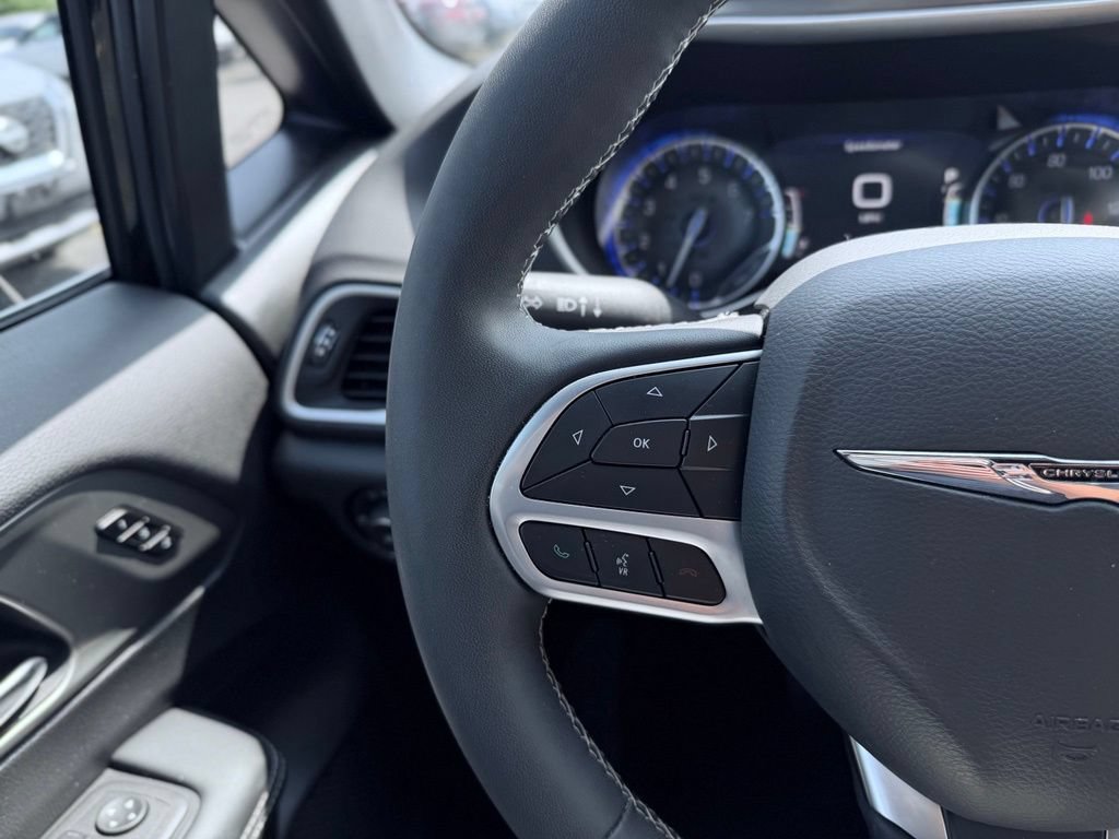 Certified 2025 Chrysler Pacifica Select FWD image 36