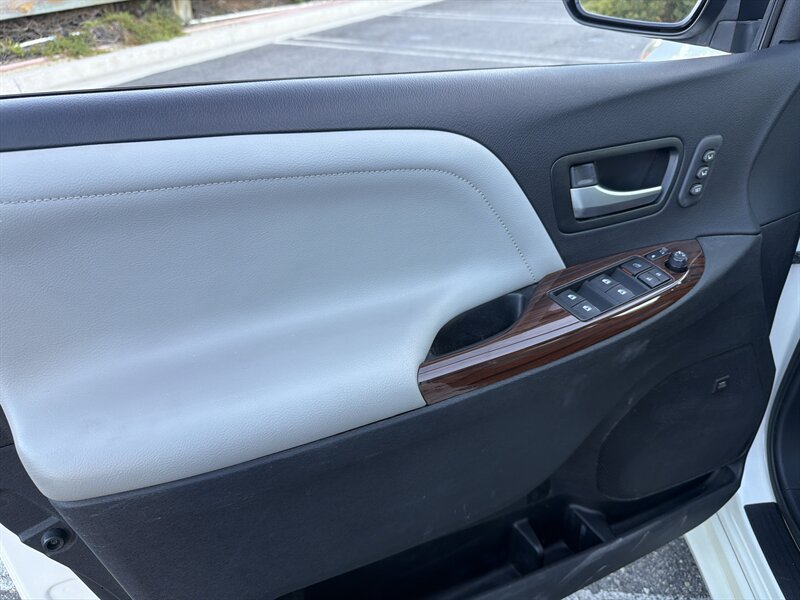 Used 2015 Toyota Sienna Limited Premium FWD image 36