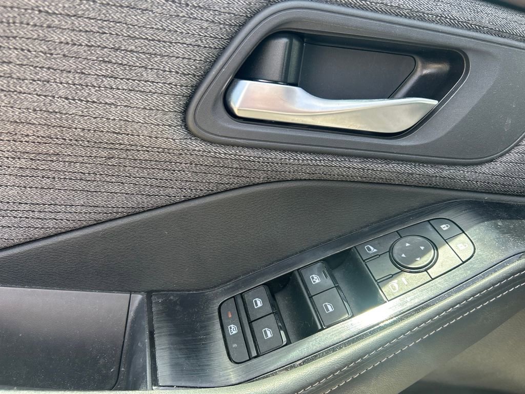 Used 2023 Nissan Rogue SV AWD/4WD image 12