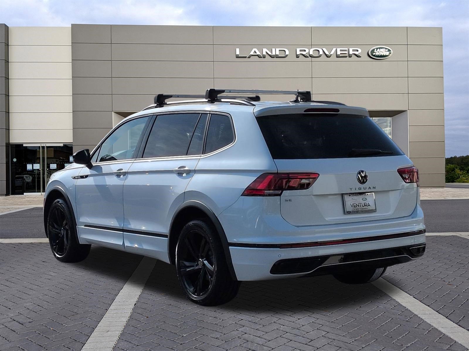Used 2023 Volkswagen Tiguan SE R-Line image 7