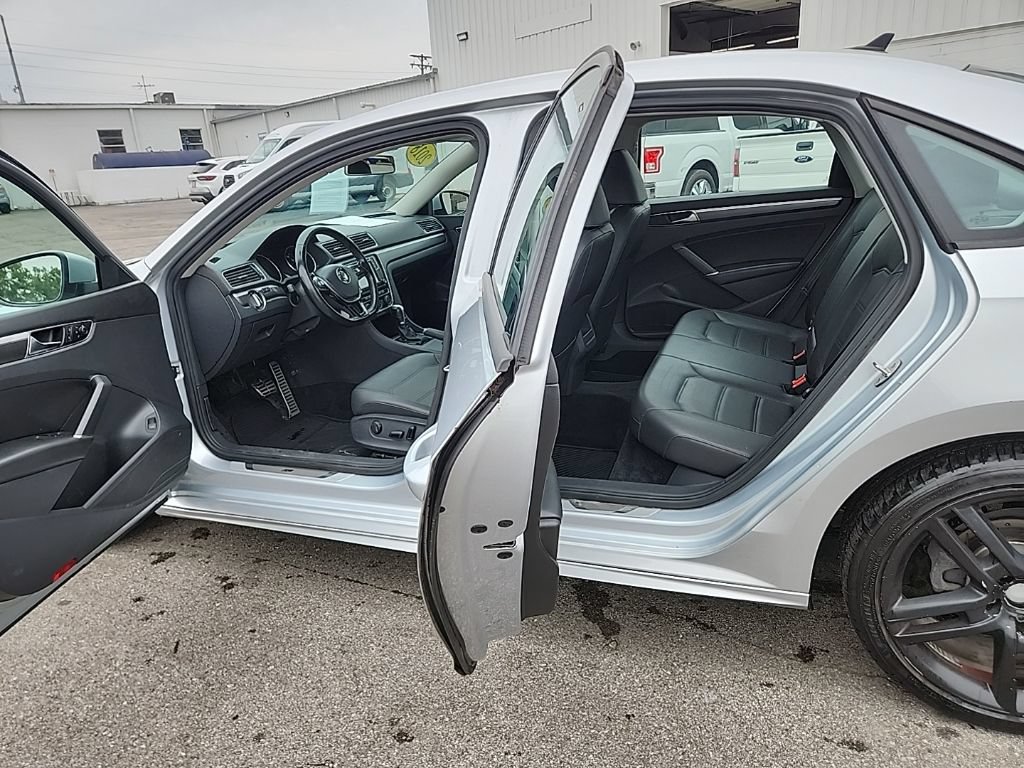 Used 2018 Volkswagen Passat 2.0T R-Line FWD image 7