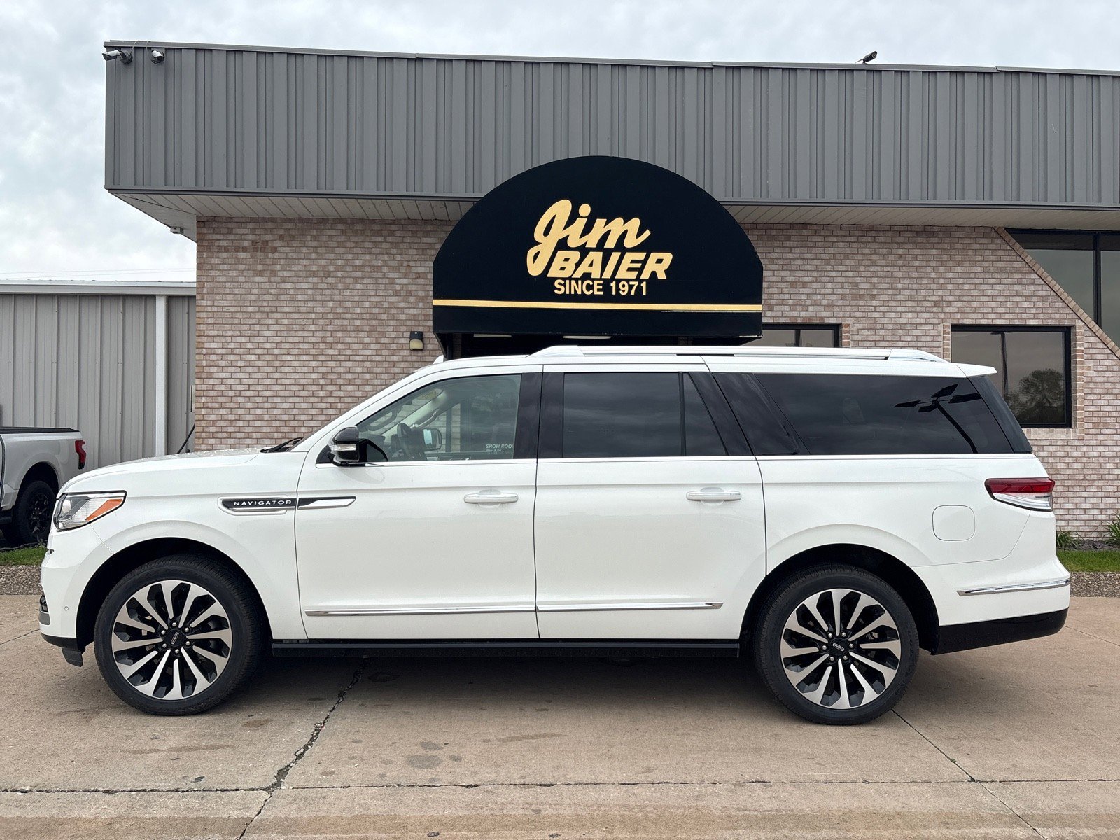 Used 2022 Lincoln Navigator L Reserve AWD/4WD image 2