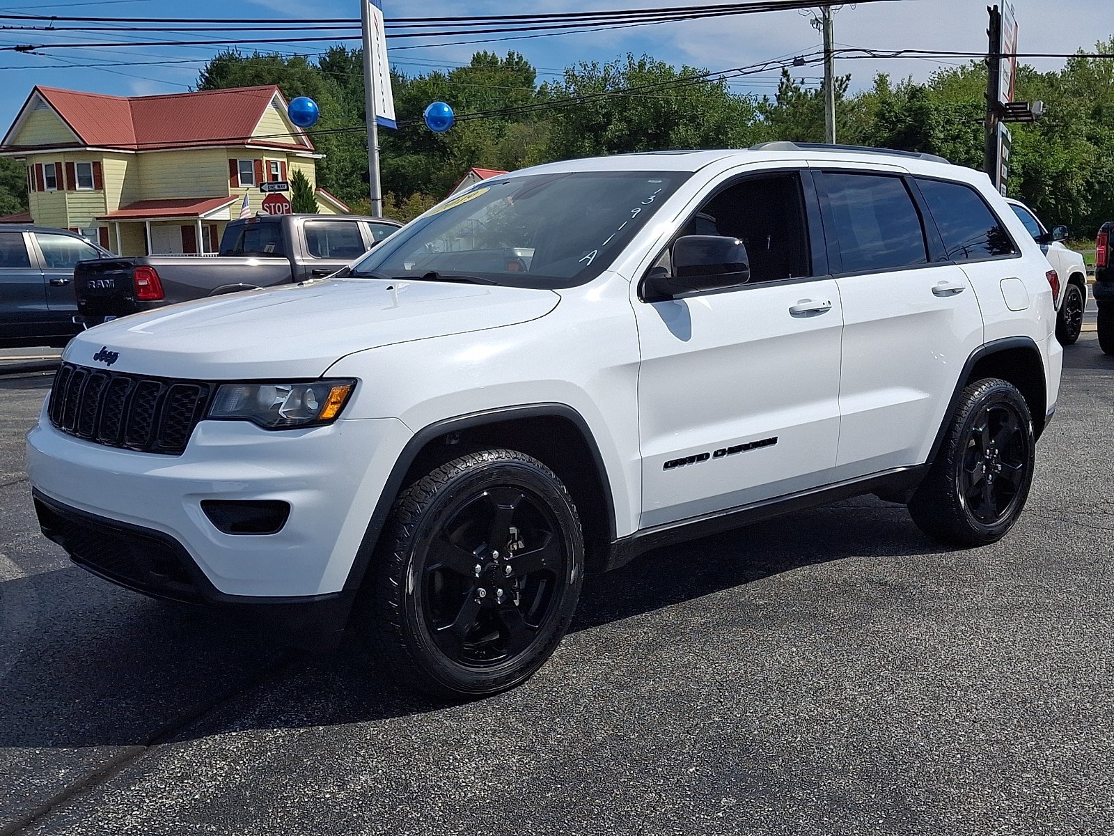 Used 2019 Jeep Grand Cherokee Laredo AWD/4WD image 3