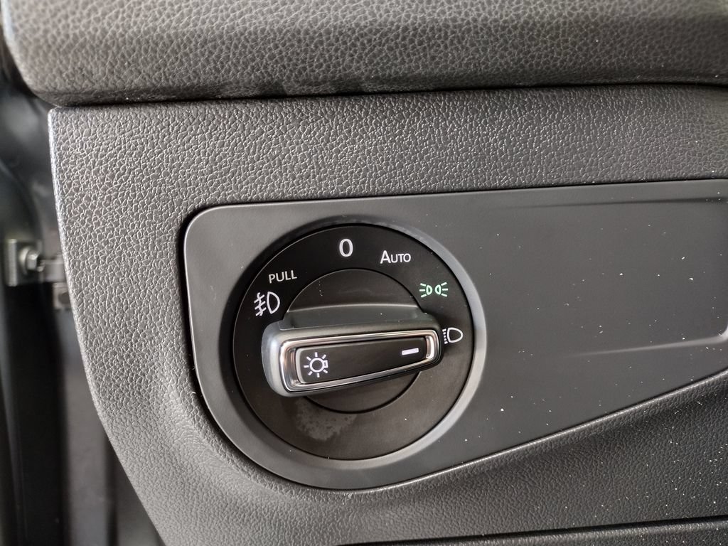 Used 2018 Volkswagen Tiguan SEL AWD/4WD image 24