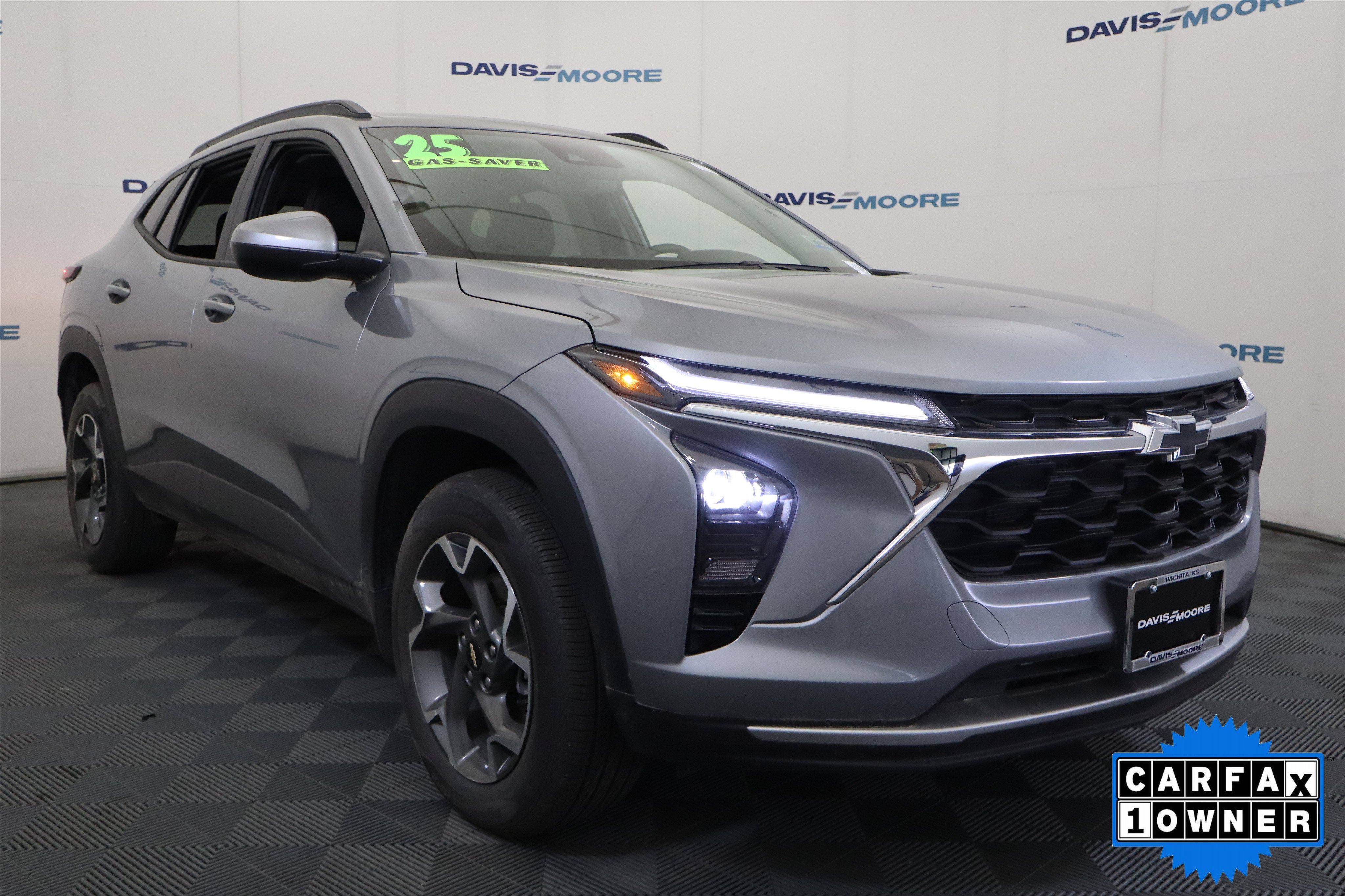 Used 2025 Chevrolet Trax LT FWD image 3