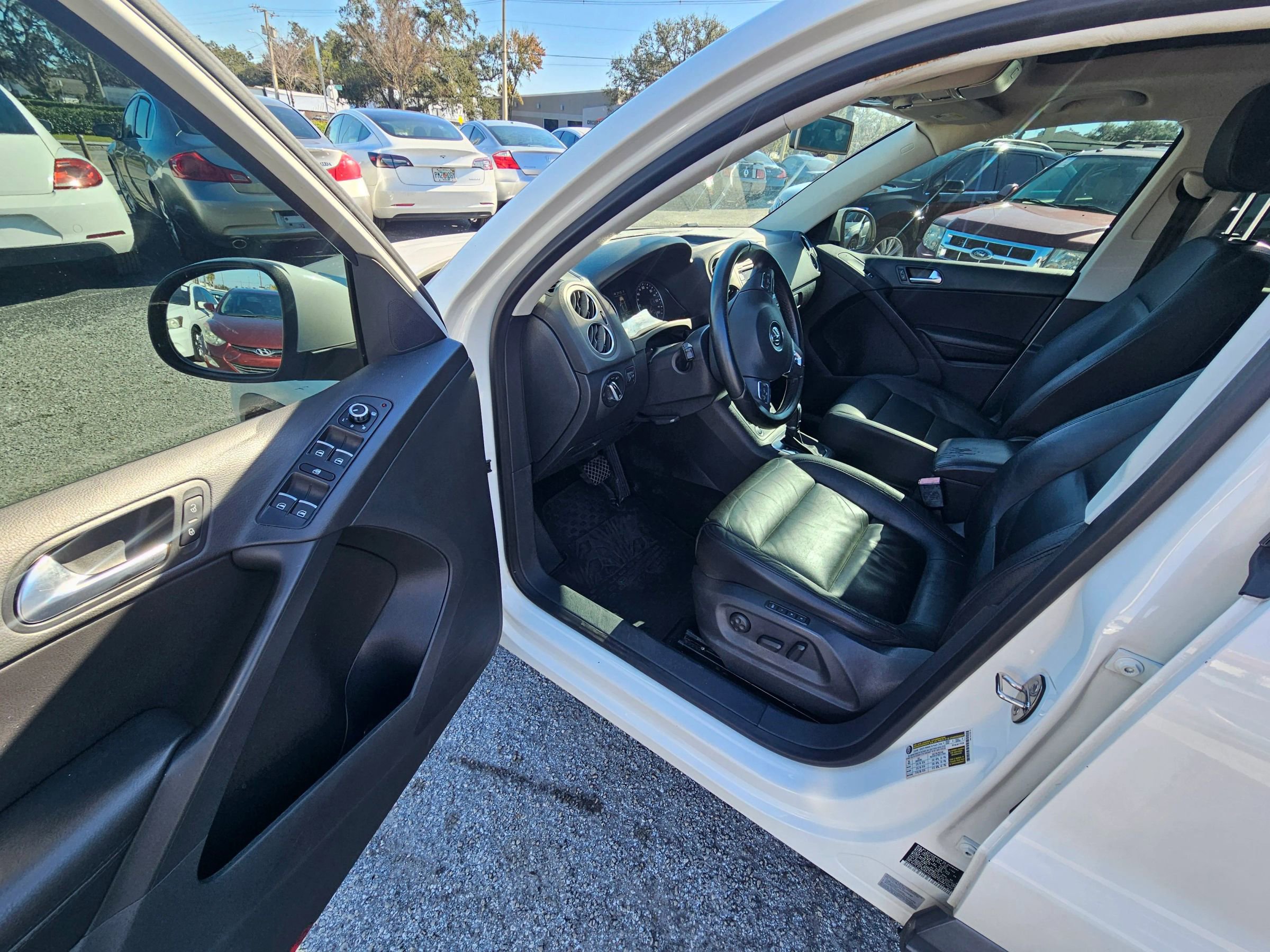 Used 2011 Volkswagen Tiguan SEL image 12