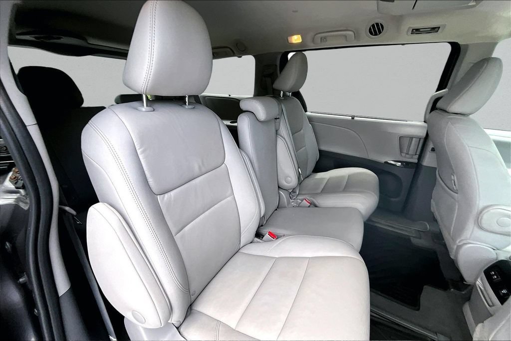 Certified 2020 Toyota Sienna XLE Premium FWD image 28