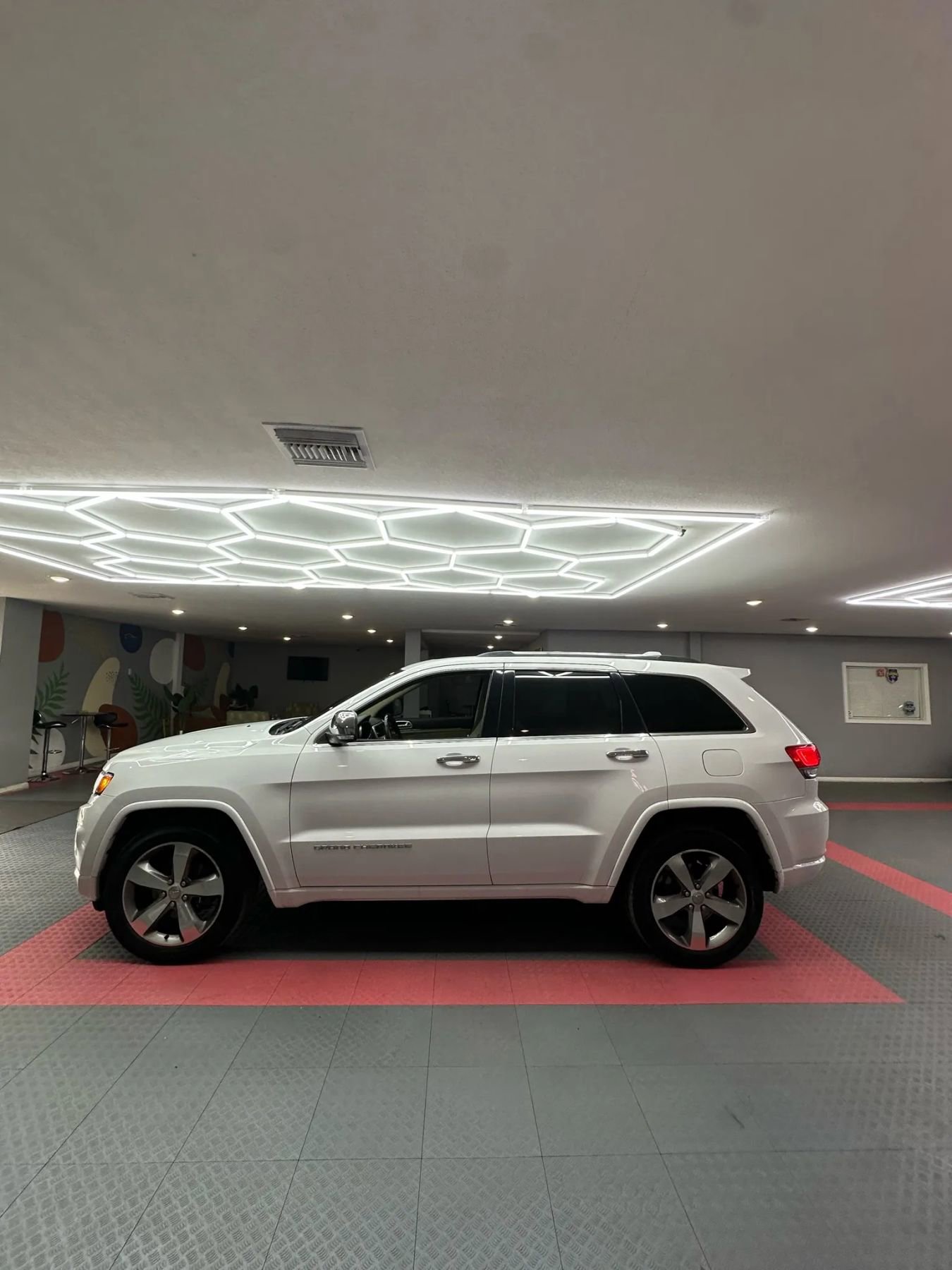 Used 2014 Jeep Grand Cherokee Overland w/ Advanced Technology Group image 3