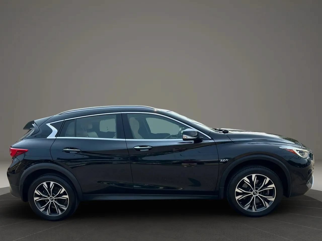 Used 2018 INFINITI QX30 Premium w/ Navigation Package AWD/4WD image 4