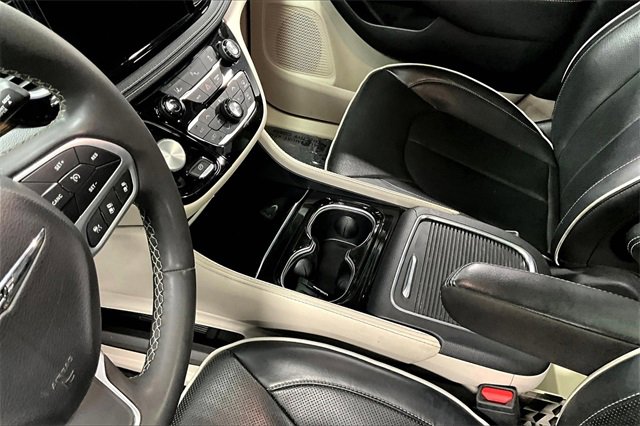 Used 2023 Chrysler Pacifica Limited image 18