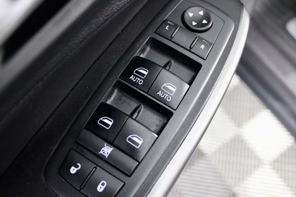 Used 2019 Jeep Cherokee Limited AWD/4WD image 16