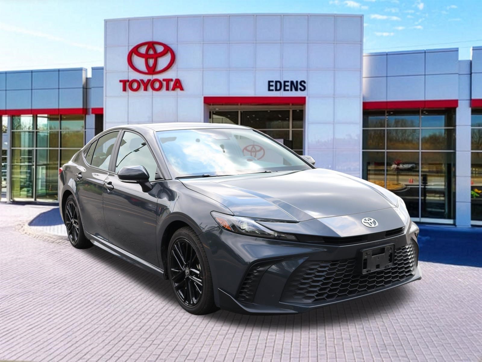 Used 2025 Toyota Camry SE FWD image 1