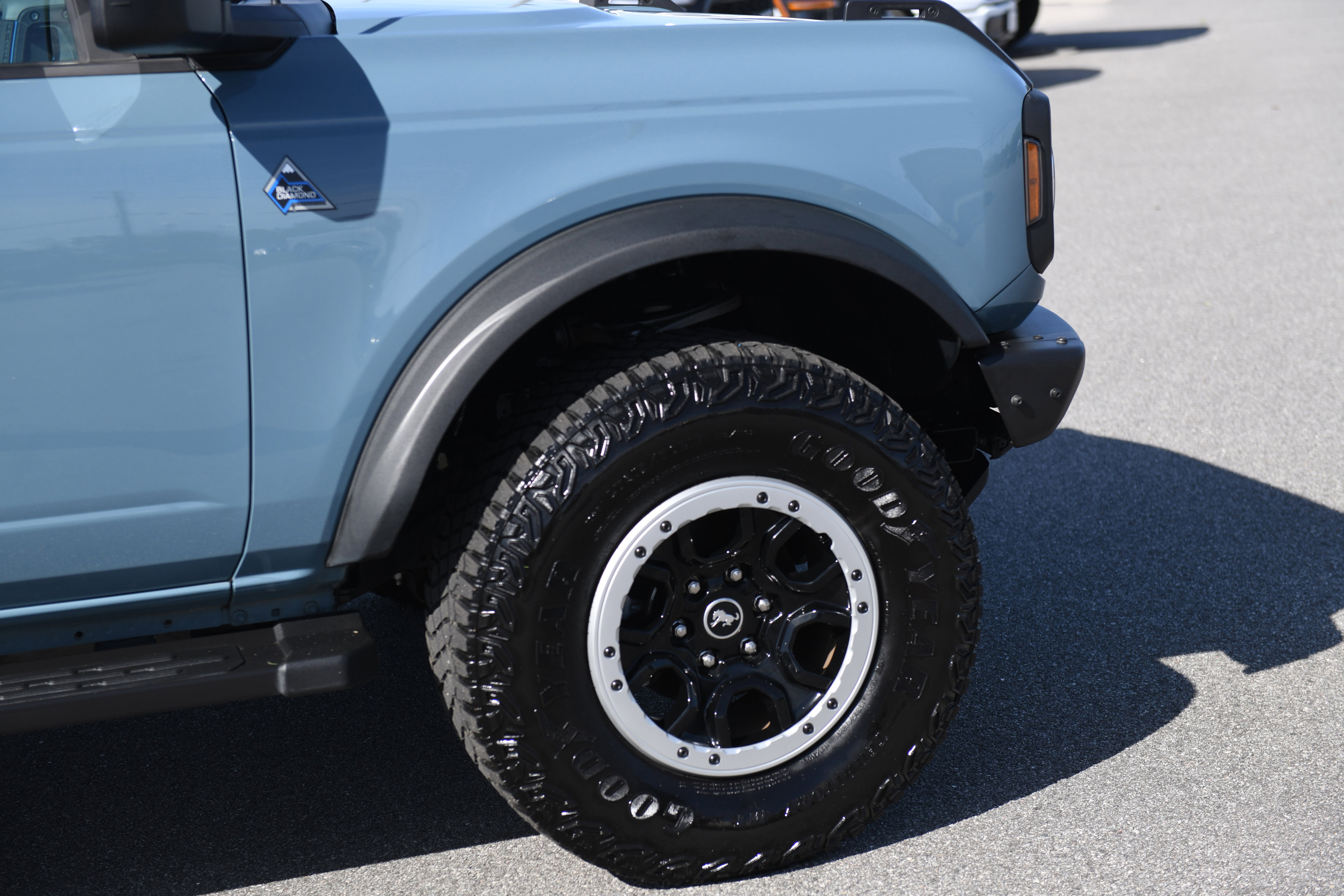 Used 2023 Ford Bronco Black Diamond w/ Sasquatch Package image 3