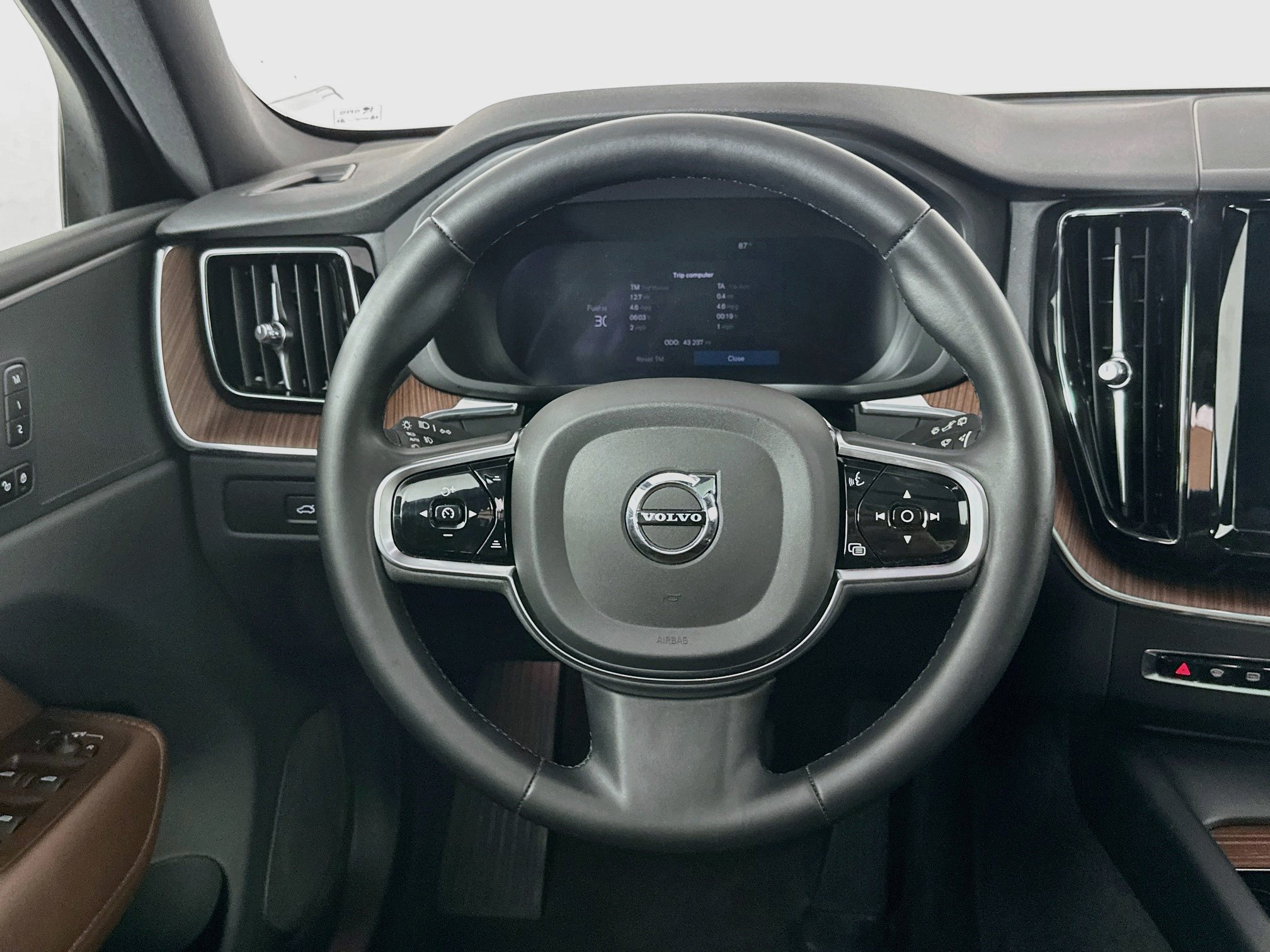 Used 2023 Volvo XC60 B5 Plus FWD image 18