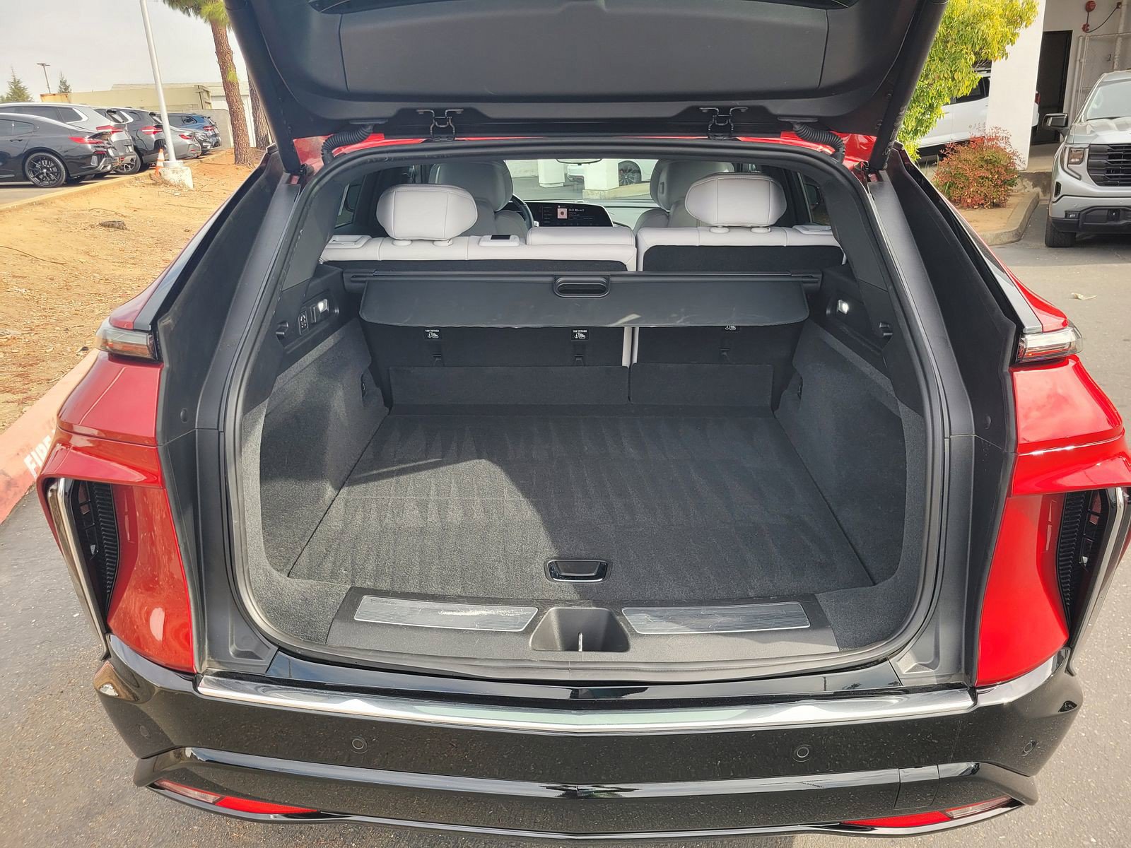 Certified 2025 Cadillac Lyriq Luxury AWD/4WD image 7