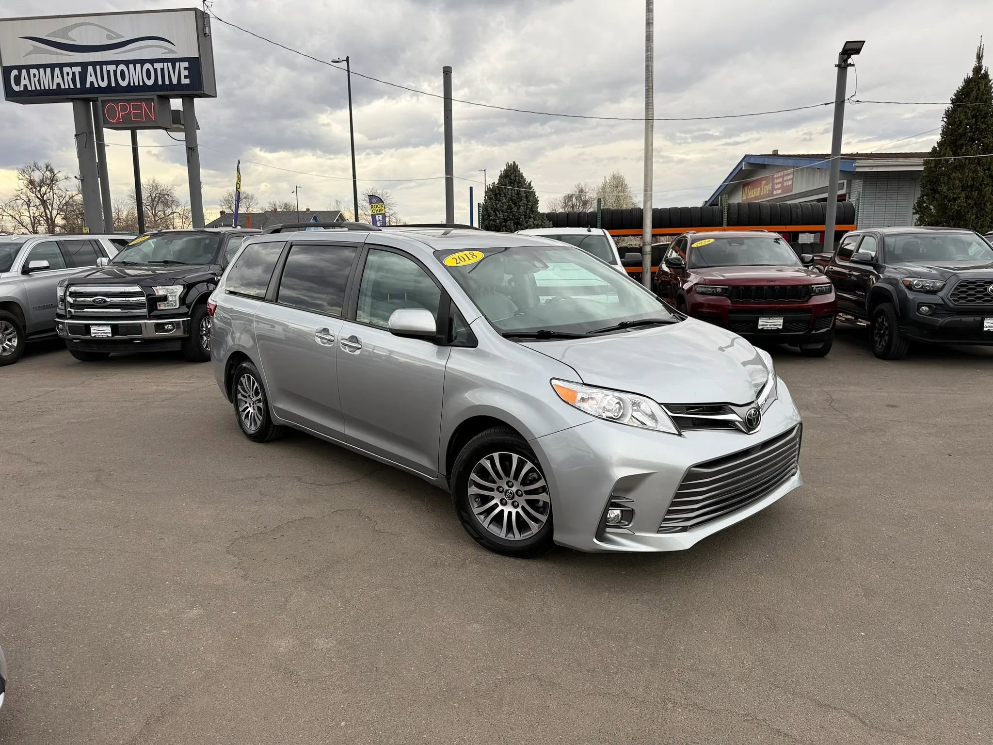 Used 2018 Toyota Sienna XLE w/ XLE Navigation Package FWD image 2