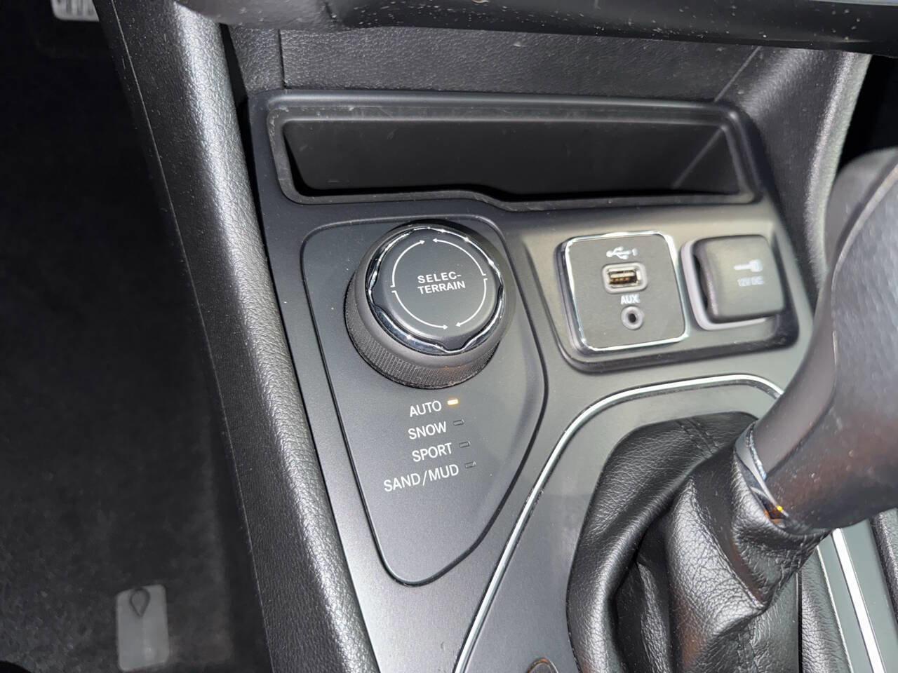 Used 2019 Jeep Cherokee Latitude w/ Cold Weather Group image 35