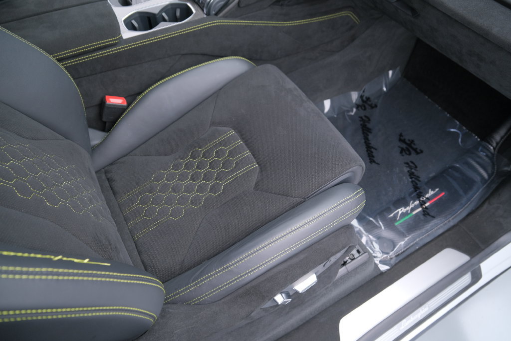 Used 2024 Lamborghini Urus Performante AWD/4WD image 25