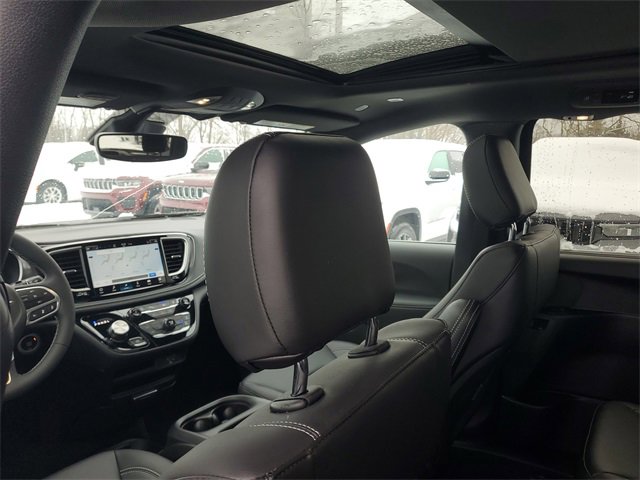 New 2026 Chrysler Pacifica Select image 11