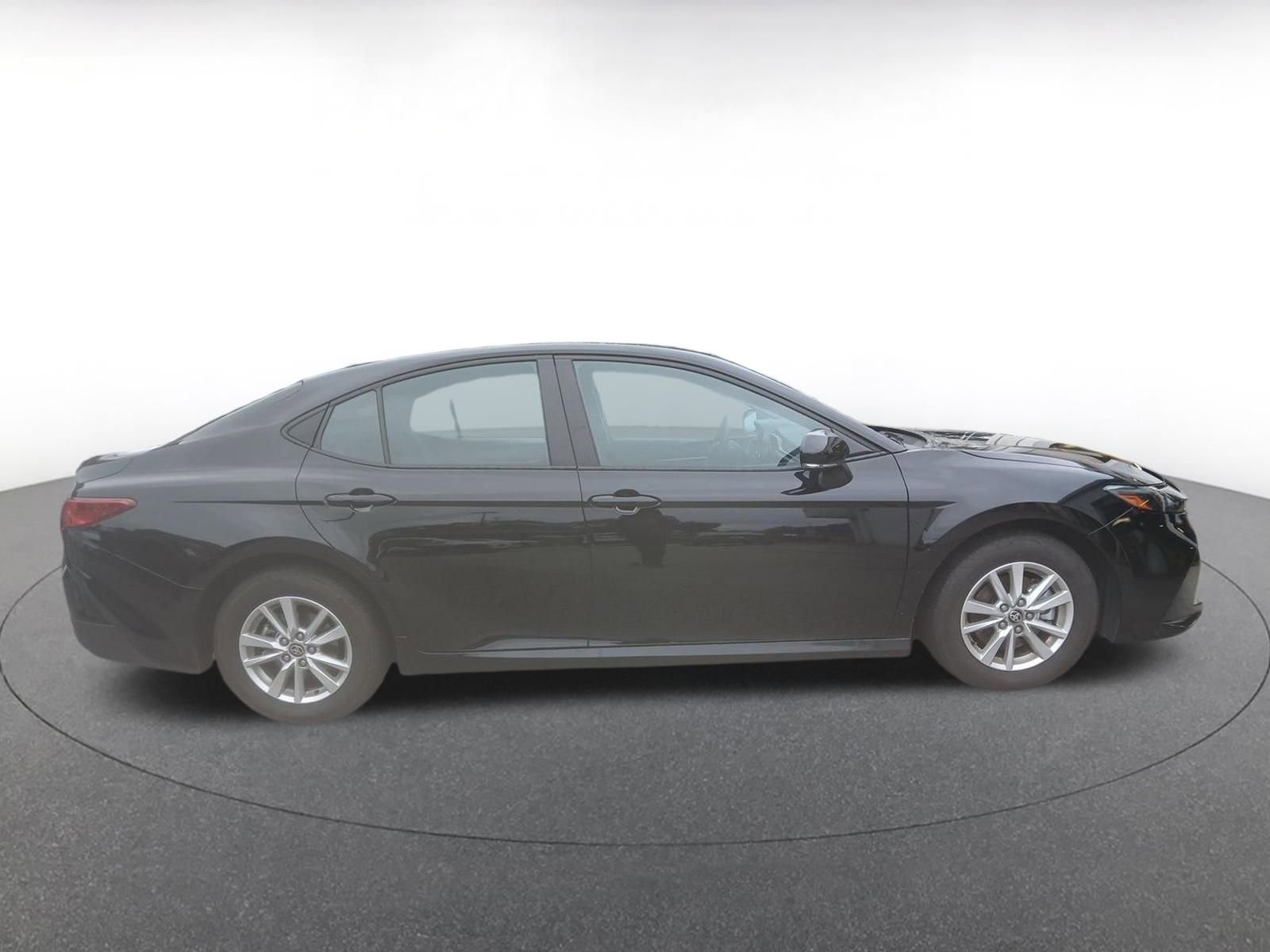 Used 2025 Toyota Camry LE image 4