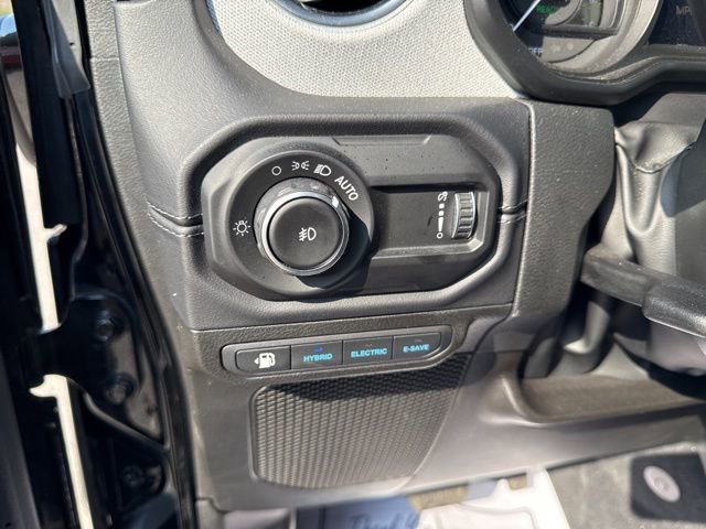 Used 2025 Jeep Wrangler Unlimited Sahara w/ Safety Group AWD/4WD image 32