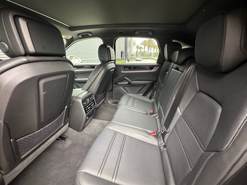 Certified 2025 Porsche Cayenne E-Hybrid AWD/4WD image 37