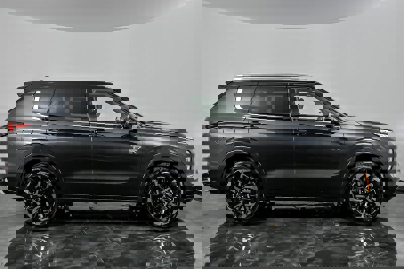 New 2025 Mitsubishi Outlander SEL image 9