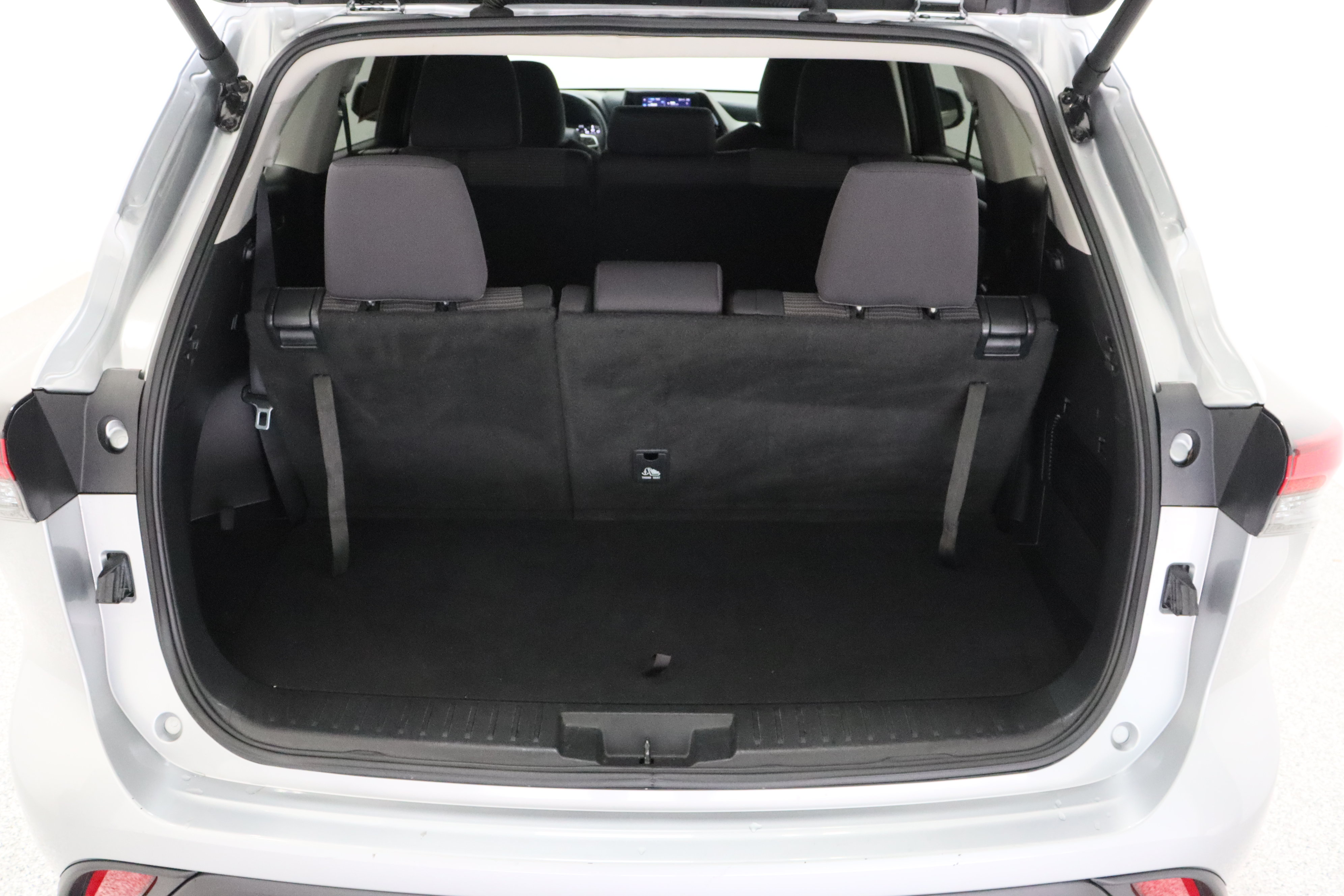 Certified 2025 Toyota Highlander LE FWD image 33