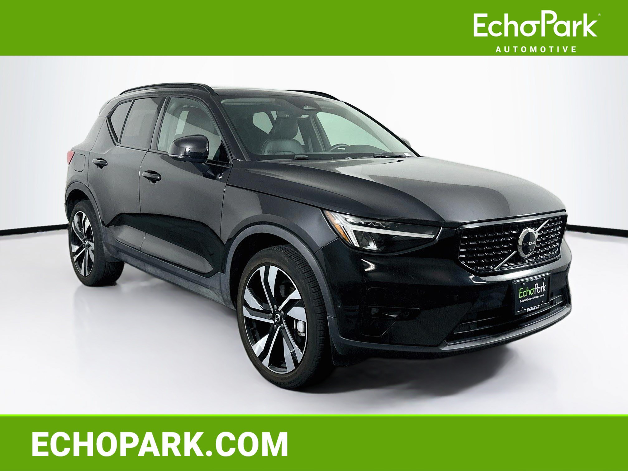 Used 2025 Volvo XC40 B5 Plus AWD/4WD image 1