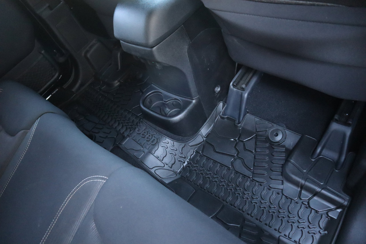 Used 2014 Jeep Wrangler Unlimited Rubicon w/ Connectivity Group image 43