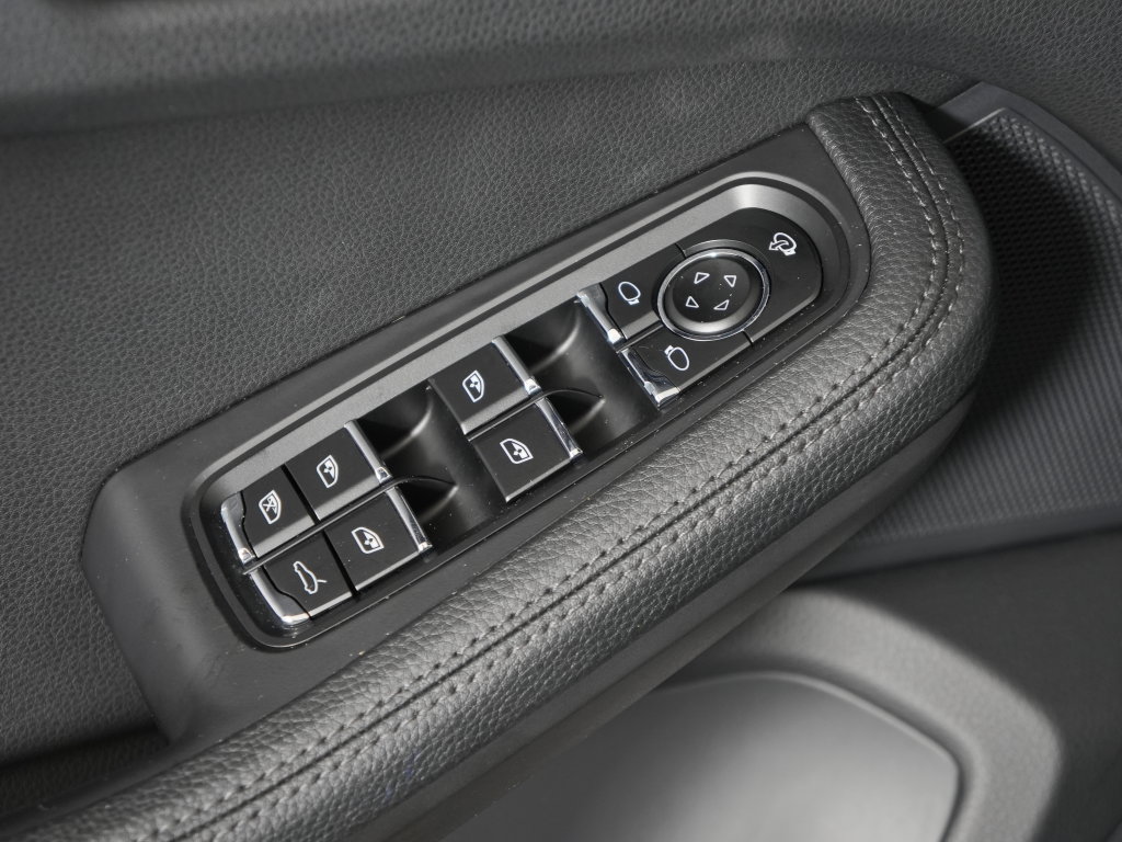 Certified 2023 Porsche Macan Turbo AWD/4WD image 20
