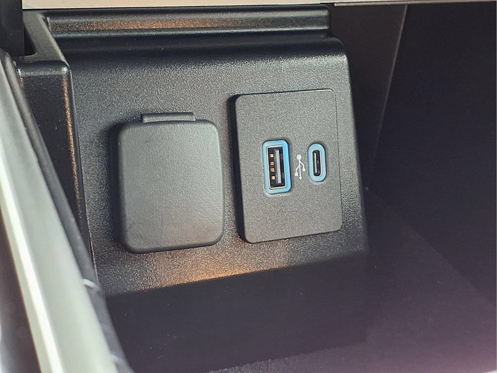 Used 2023 Ford Explorer ST-Line AWD/4WD image 22