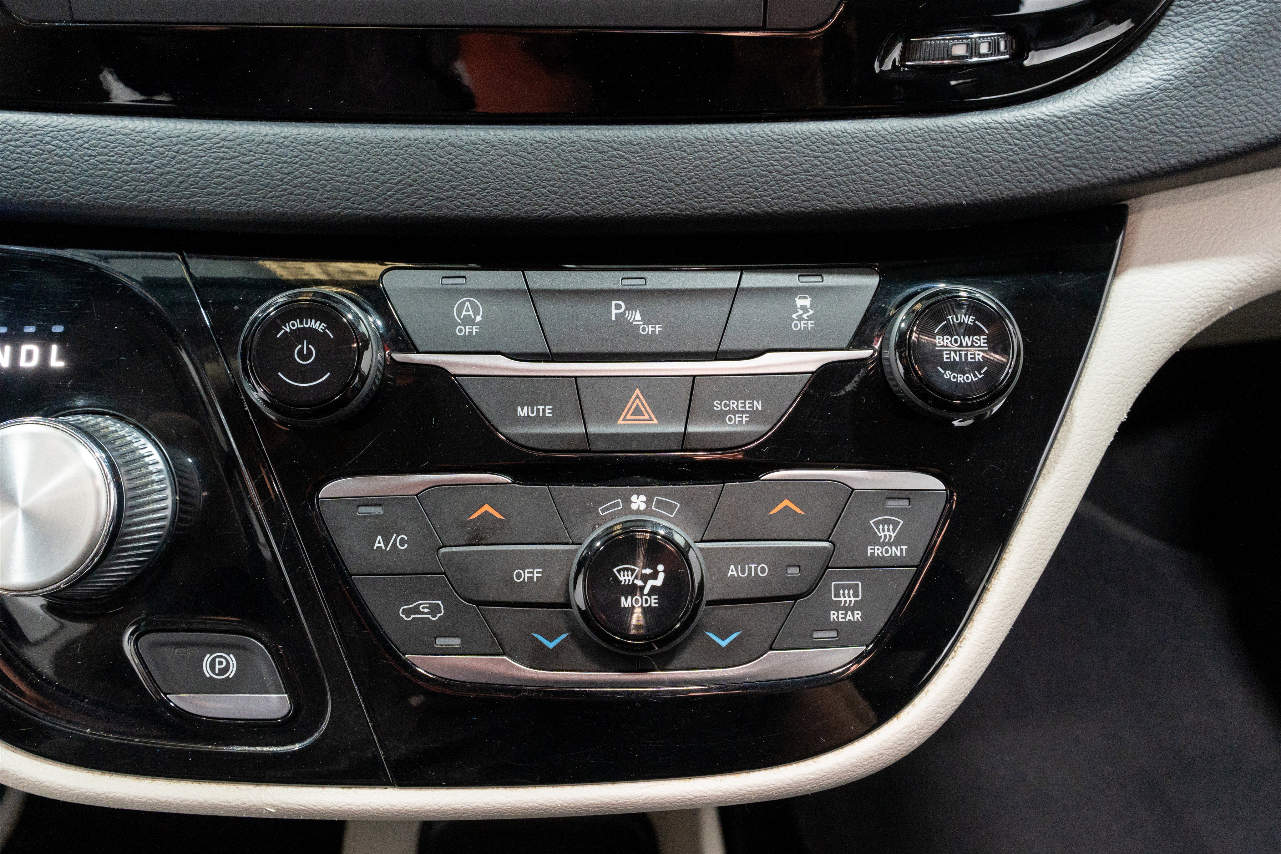 Used 2020 Chrysler Pacifica Touring-L image 19