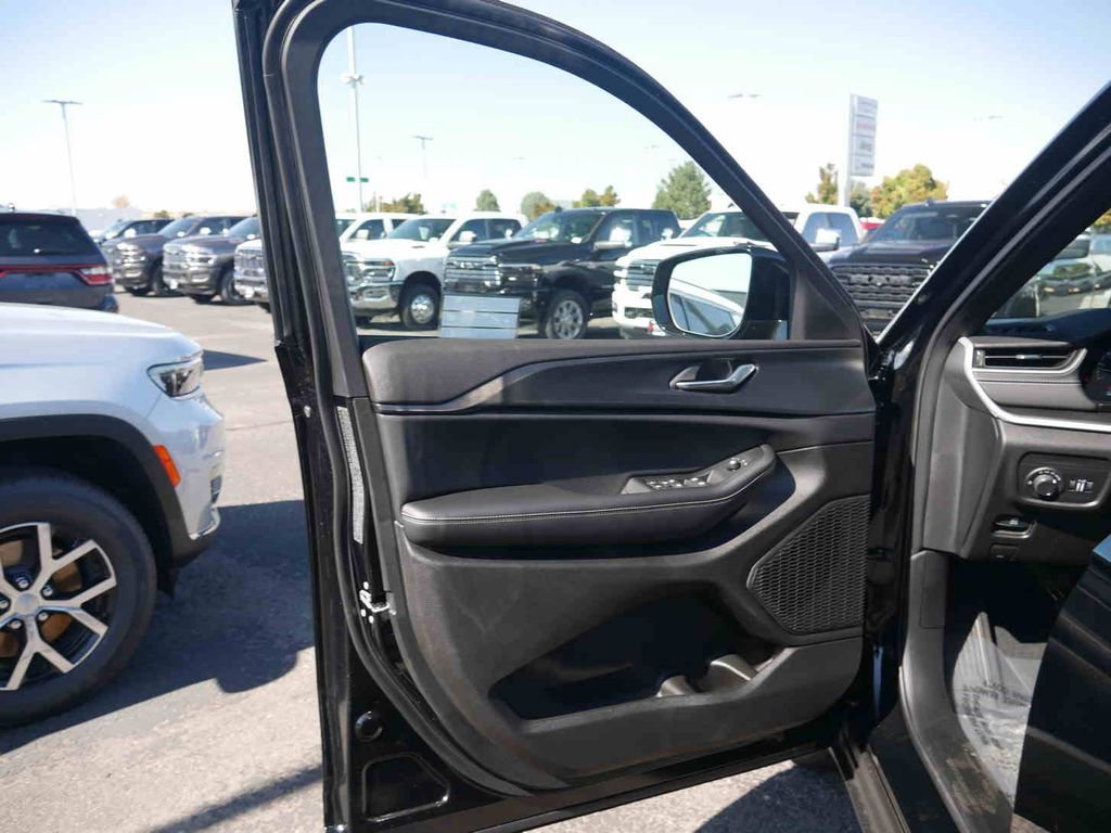 New 2025 Jeep Grand Cherokee Altitude image 26