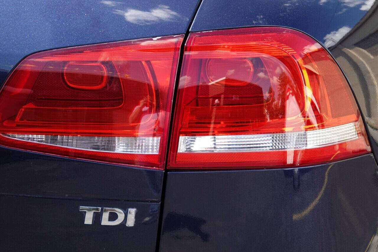 Used 2012 Volkswagen Touareg Sport image 26