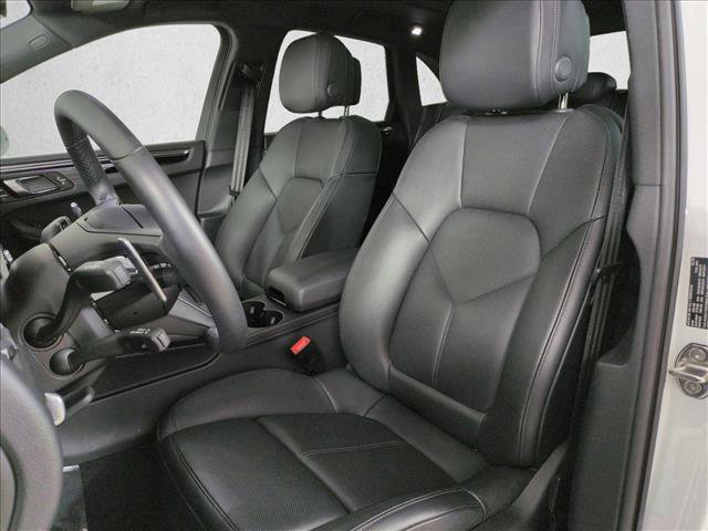 Certified 2025 Porsche Macan Turbo image 5