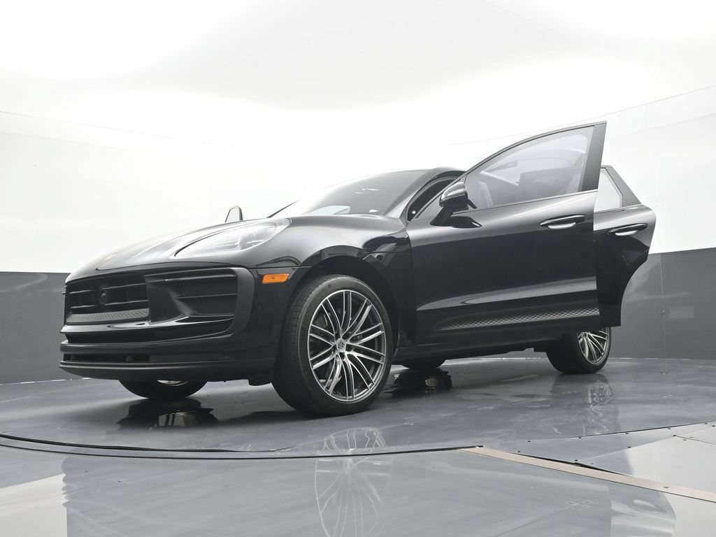 Certified 2023 Porsche Macan AWD/4WD image 30