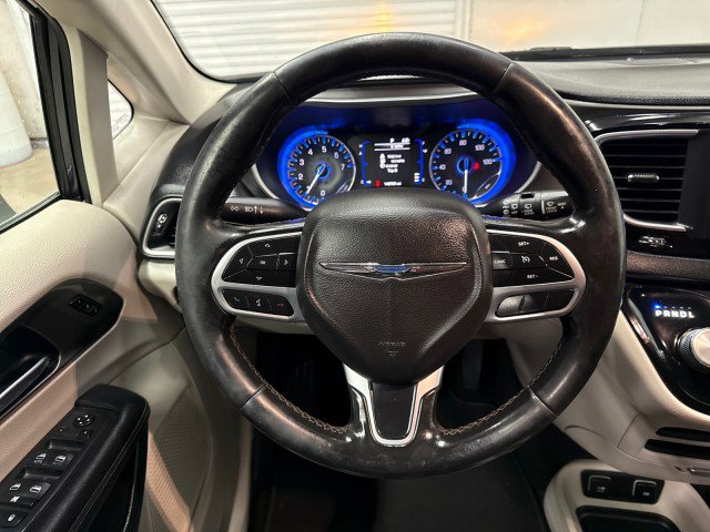 Used 2020 Chrysler Pacifica Touring-L image 16