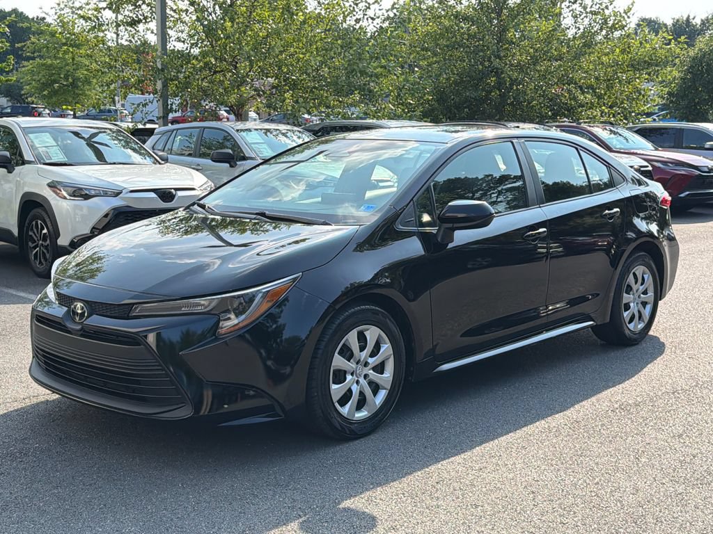 Used 2023 Toyota Corolla LE FWD image 2