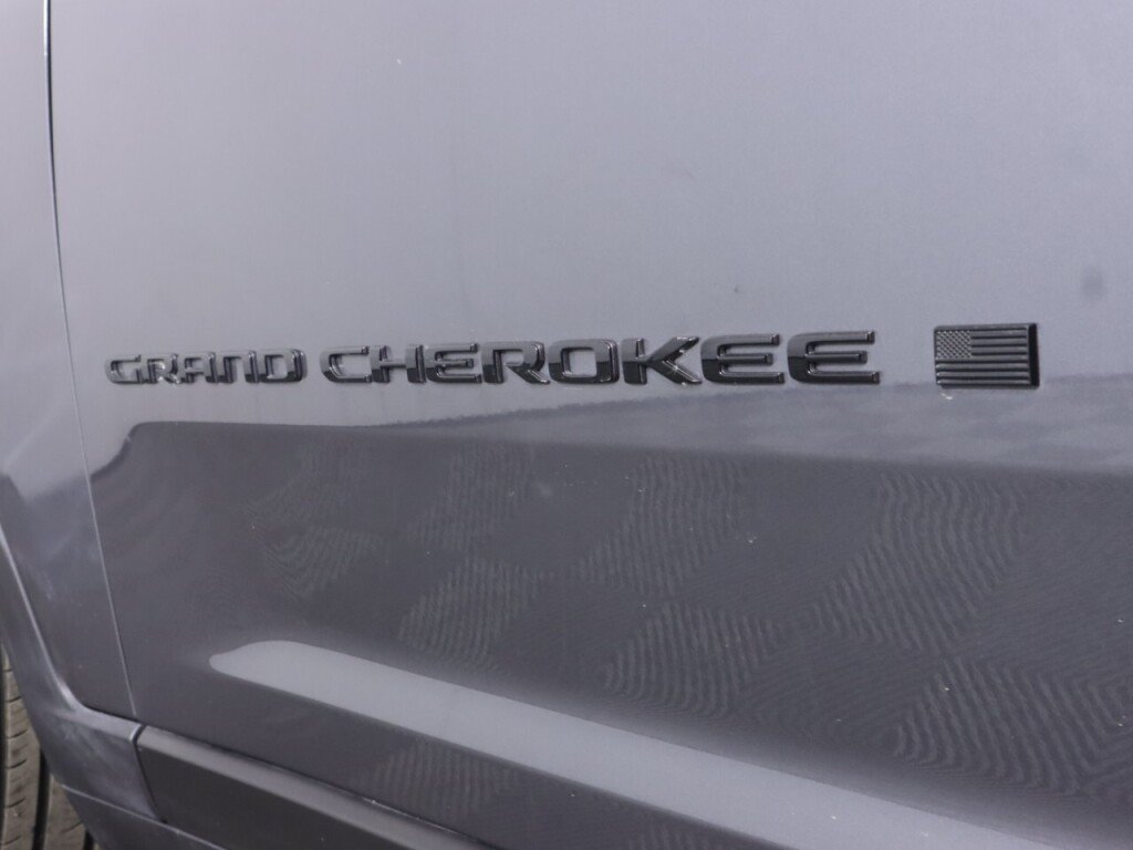 Used 2025 Jeep Grand Cherokee Limited w/ Luxury Tech Group II RWD image 38