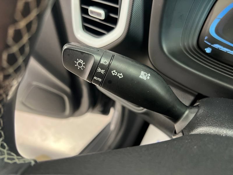 Used 2023 Hyundai Venue Limited FWD image 21