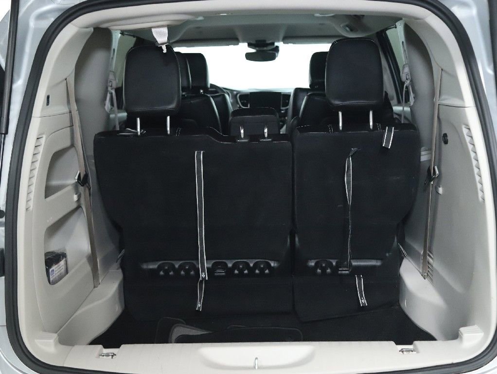 Used 2024 Chrysler Pacifica Touring-L image 30