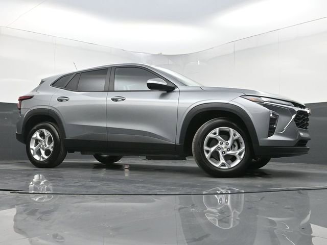 Used 2025 Chevrolet Trax LS w/ LS Convenience Package image 29