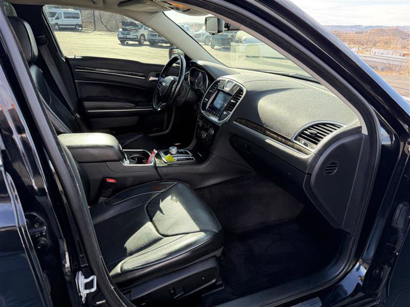 Used 2017 Chrysler 300 C image 10
