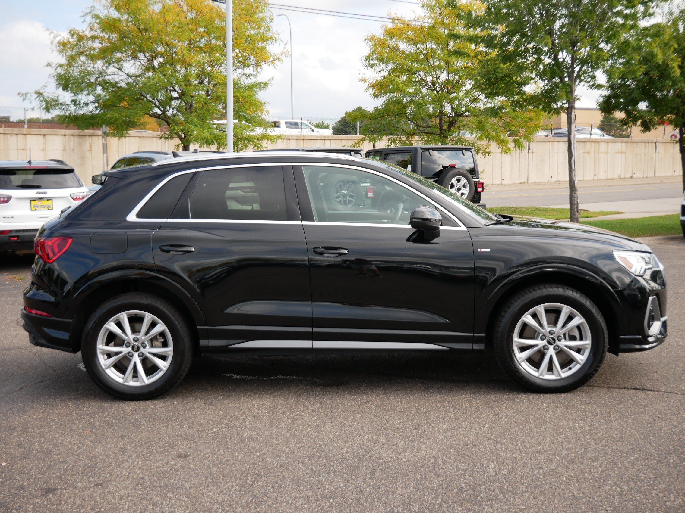 Used 2023 Audi Q3 2.0T Premium Plus w/ Premium Plus Package AWD/4WD image 9