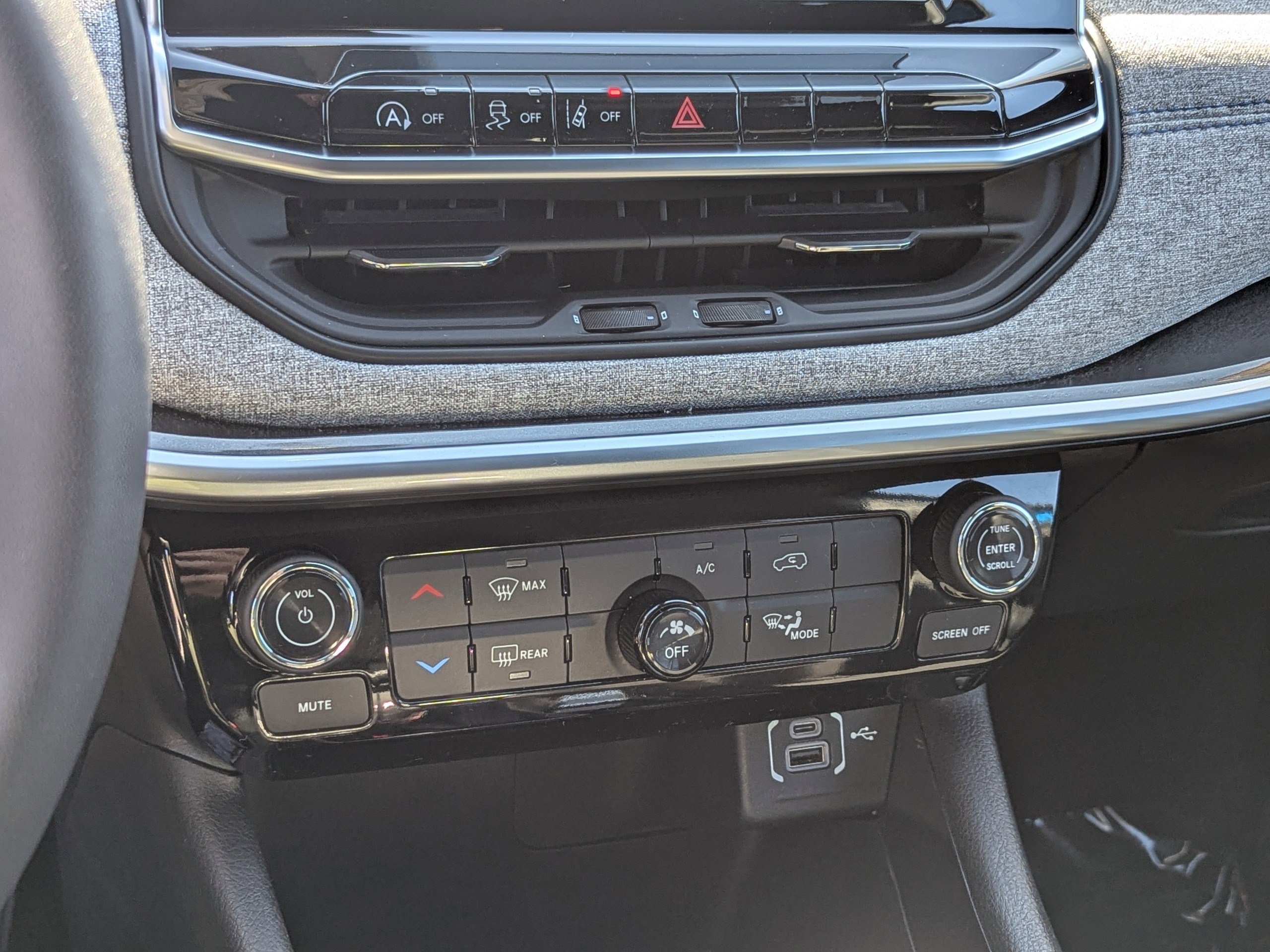 Certified 2025 Jeep Compass Latitude image 22