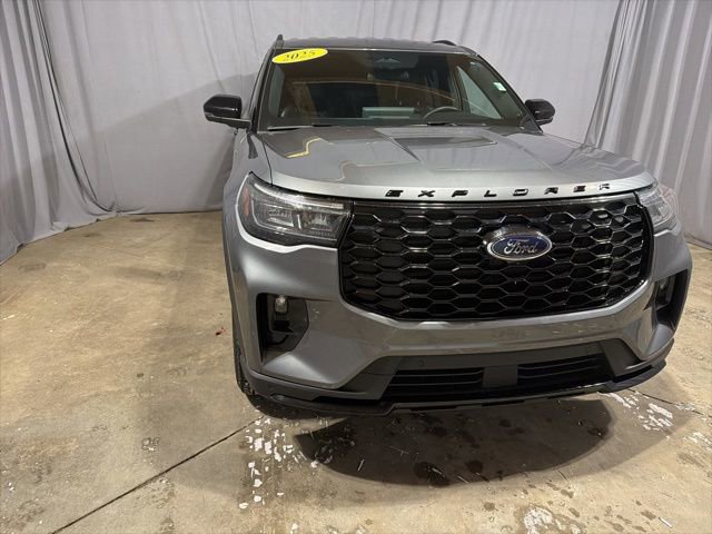 Used 2025 Ford Explorer ST-Line image 2