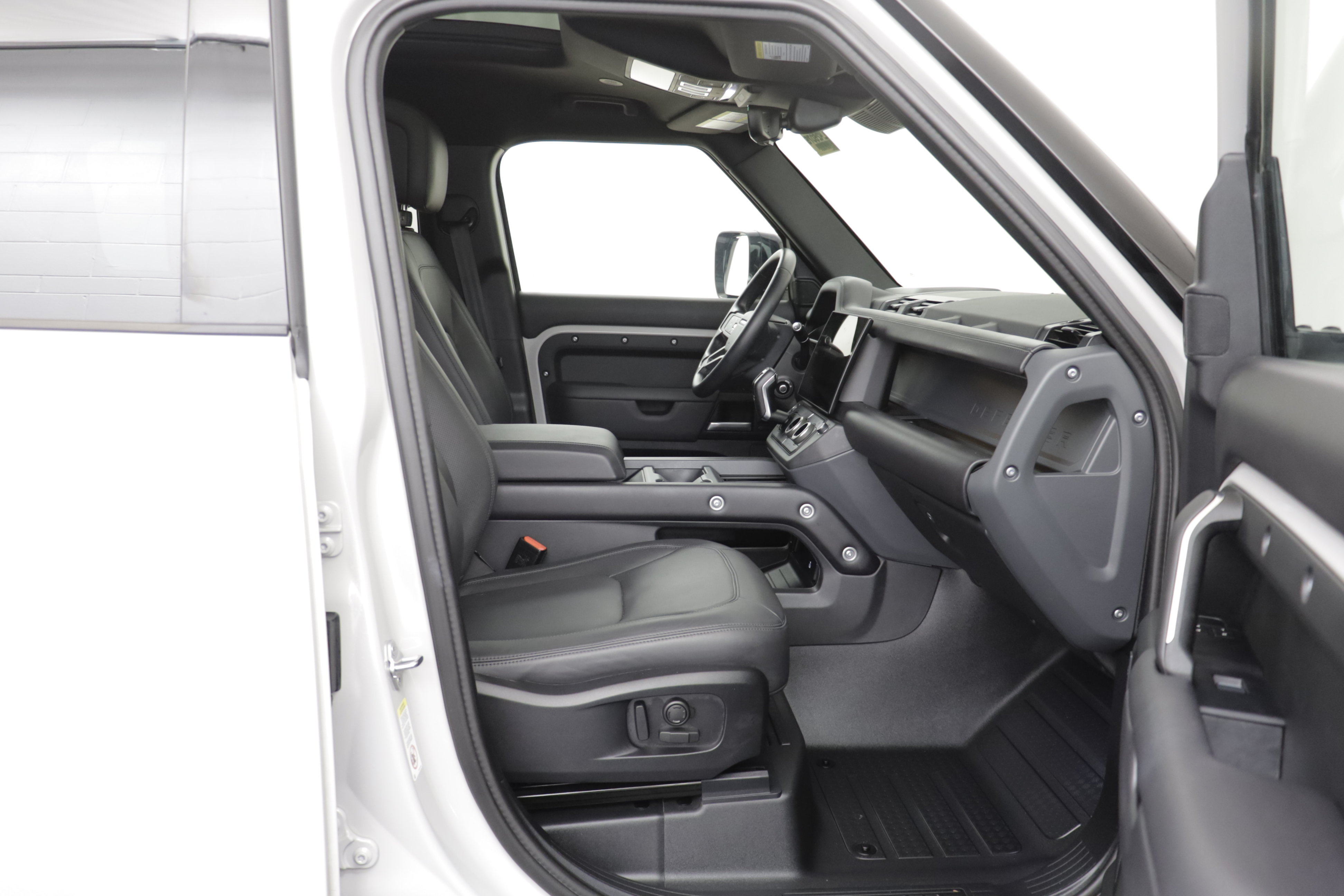 Certified 2026 Land Rover Defender 110 X-Dynamic SE AWD/4WD image 18