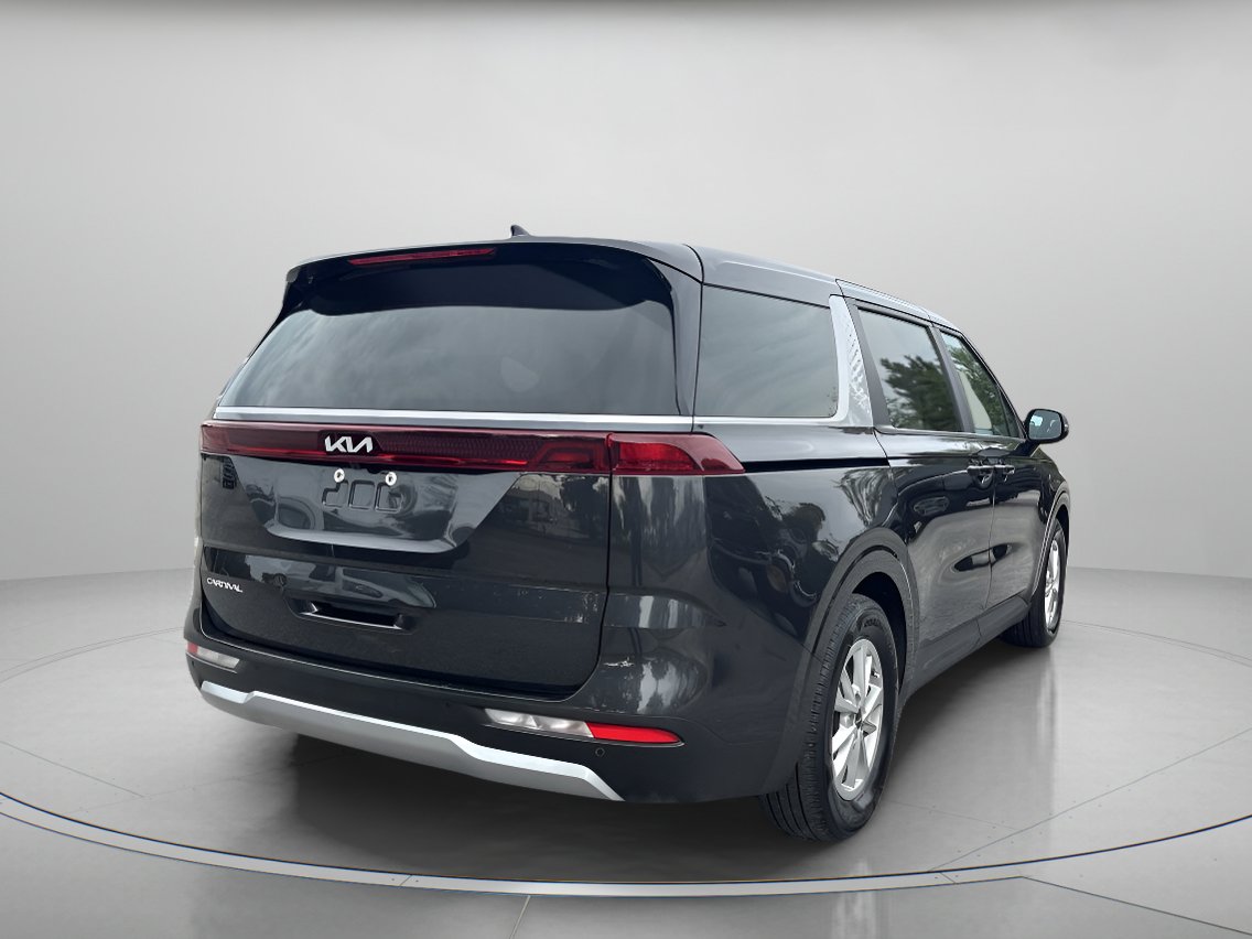 Used 2024 Kia Carnival LX image 3