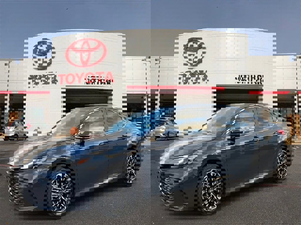 Used 2025 Toyota Camry XLE image 1